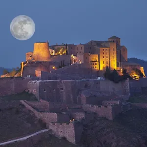 https://parador-de-cardona.catalonia-hotels.com